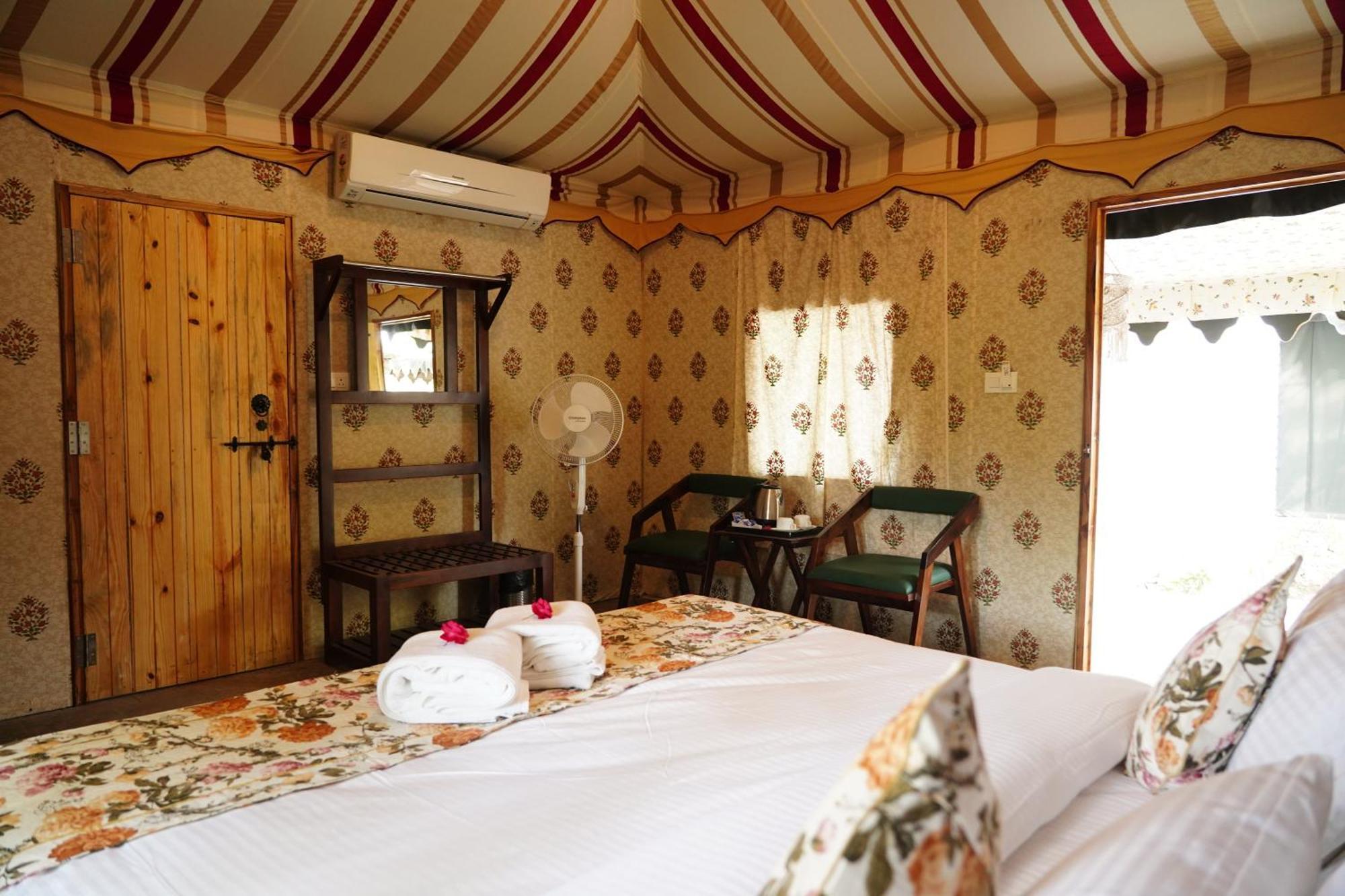 Heli Pushkar Hotel ภายนอก รูปภาพ
